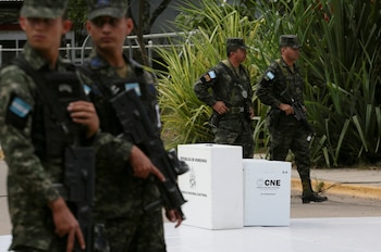 Des soldats montent la garde à côté