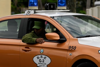 Une patrouille de police quitte le