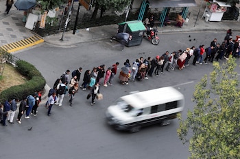 Les gens font la queue pour le