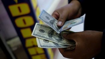 Un homme détient des dollars