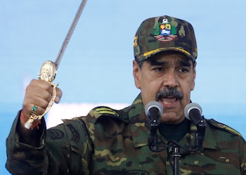 Nicolas Maduro tient l'épée