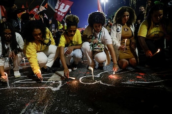 Les manifestants placent des bougies