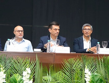 Les deux économistes accompagnaient Paz