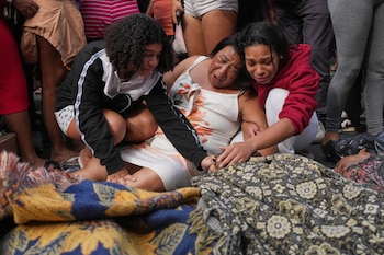 Les proches pleurent les victimes