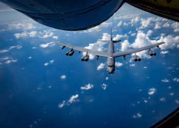 Le bombardier américain B-52H a survolé