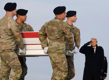 Trump salue pendant que les soldats chargent