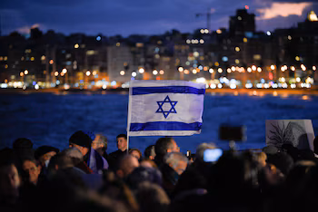 Les gens manifestent en soutien