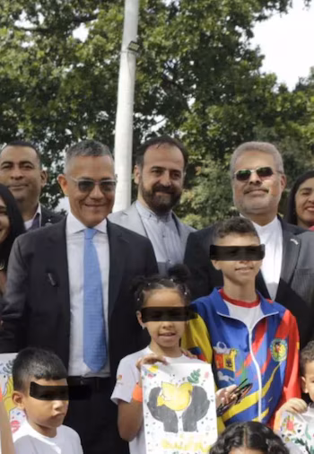 Mostafa Shanghaghi, en haut au centre,