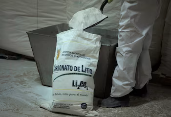 PHOTO DE FICHIER-UN travailleur manipule