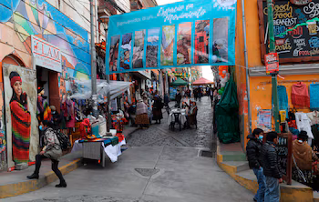 Un groupe de touristes visite le