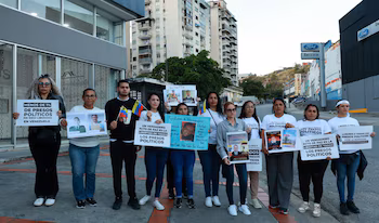 Les proches des prisonniers politiques réclament