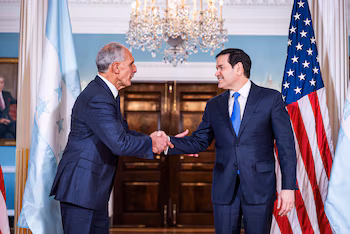 La salutation entre Nasry Asfura