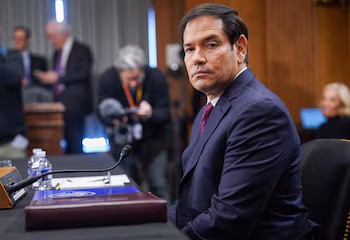 Rubio assis devant le