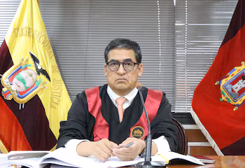 le juge José Suing, qui