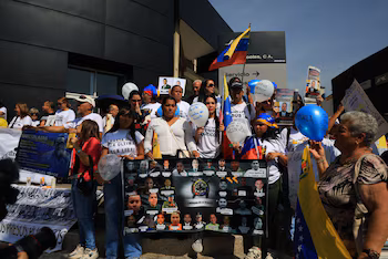 Les manifestants vénézuéliens brandissent des banderoles et