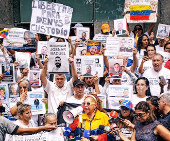 Des proches réclamant la liberté de