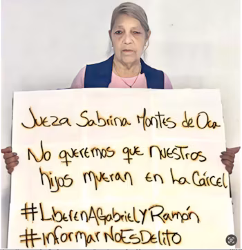 Une femme aux cheveux grisâtres