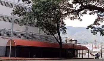 Un bâtiment moderne avec une façade