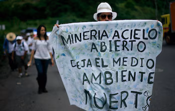 Photo d'archives : Un écologiste manifeste pour protester contre un projet d'exploitation aurifère Crucitas à Heredia, au Costa Rica, près de la frontière avec le Nicaragua. La bannière dit : "La mine Acielo Abierto causera la mort de l'environnement". REUTERS/Juan Carlos Ulate