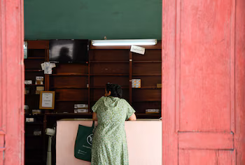 Un client attend dans une pharmacie, le 24 mars 2026 (REUTERS/Norlys Perez)