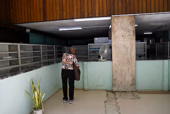 Un client attend dans une pharmacie cubaine à La Havane (REUTERS/Norlys Perez)