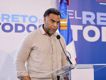 L'hommage rendu à Nelsy Cruz en tant que figure éducative locale souligne l'engagement envers le service public et l'éducation à Montecristi. (Autorisation : Gouvernement de la République Dominicaine)