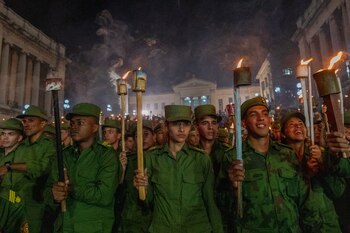 Des soldats défilent avec des torches pour commémorer le 172e anniversaire de la naissance du héros de l'indépendance José Martí, à La Havane, Cuba, le 27 janvier 2025 (AP Photo/Ramón Espinosa)