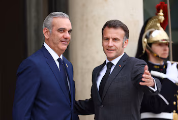 Le président français Emmanuel Macron accueille le président de la République dominicaine Luis Abinader alors qu'il arrive pour une réunion à l'Elysée à Paris, France, le 24 mars 2026. REUTERS/Abdul Saboor.