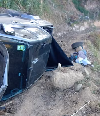Les trois hommes étaient sans vie, attachés aux mains et aux pieds avec de la gaze en plastique noir et avec des sacs en plastique couvrant la tête. Le véhicule impliqué, une Toyota Hilux grise, a été renversé sur place. Photo gracieuseté des réseaux sociaux. 