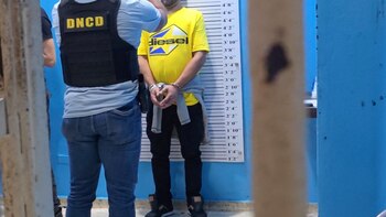 Un citoyen espagnol a été arrêté à l'aéroport international Las Américas alors qu'il tentait de se rendre à Madrid avec 77 sacs de cocaïne présumée dans l'estomac. (Photo : DNCD)