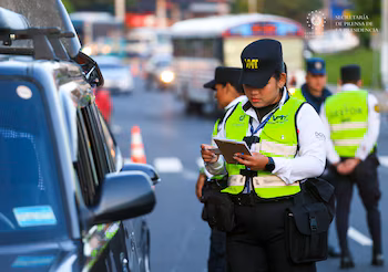 Le personnel de la circulation effectue un contrôle des véhicules sur l'une des principales avenues du Salvador, vérifiant les documents et le respect du code de la route (Photo fournie par le Secrétariat de presse).