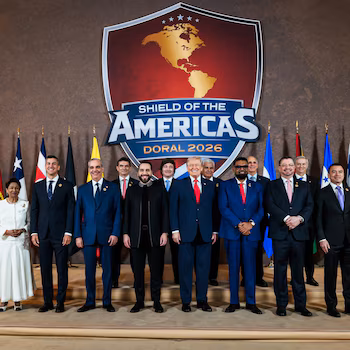 Donald Trump, Javier Milei, Nayib Bukele, Marco Rubio, Nasry Asfura et d'autres dirigeants posent devant le bouclier « Bouclier des Amériques Doral 2026 » avec des drapeaux