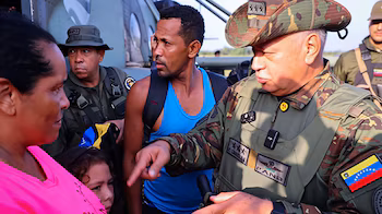  Le ministre de l'Intérieur, Diosdado Cabello, est arrivé en uniforme militaire à Casigua El Cubo, El Catatumbo