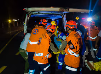 Un motocycliste est décédé et au moins trois personnes ont été blessées dans différents accidents survenus sur les routes principales du Salvador entre mardi et mercredi. (Photo fournie par la Protection Civile)