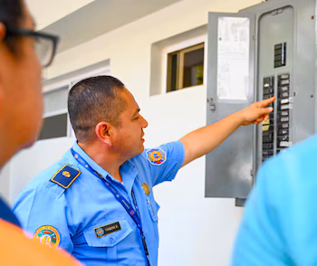 Le gouvernement du Salvador effectue des inspections dans les restaurants de plage d'El Tunco dans le cadre du plan été 2026 visant à renforcer la sécurité touristique. (Autorisation : Attachée de presse)