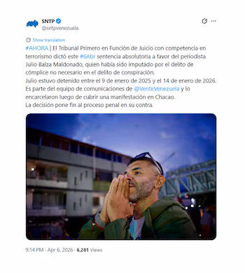 Gros plan de Julio Balza, avec barbe et veste verte, avec des lunettes de soleil sur la tête, les mains jointes près de sa bouche, levant les yeux