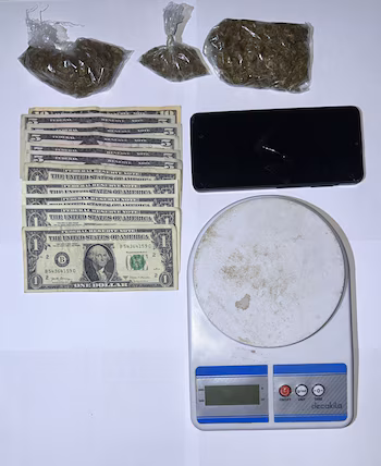 Des raids à La Rueda, Los Santos, ont entraîné l'arrestation de quatre personnes et la saisie de fournitures utilisées pour la vente au détail de médicaments. Tiré du PN