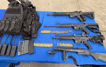 La police a trouvé plusieurs armes et munitions.