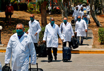 Les médecins envoyés en mission internationale doivent remettre leur passeport à leur arrivée dans le pays d'accueil (EFE)