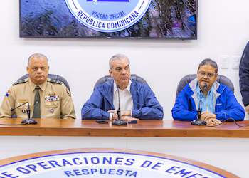 Le président Luis Abinader coordonne les opérations d'assistance et la distribution de l'aide alimentaire dans les zones les plus touchées par la tempête. (Photo fournie par la Présidence de la République Dominicaine)