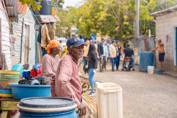 Le président Luis Abinader a déclaré l'état d'urgence régionale dans six districts de la République dominicaine en raison de pluies intenses et de risques d'inondations. (Photo fournie par le Ministère de la Présidence)