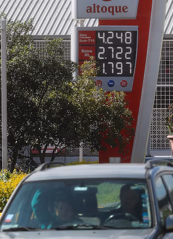 Photographie montrant un avis avec les prix du carburant dans une station-service ce vendredi à Quito (Équateur). EFE/José Jacôme