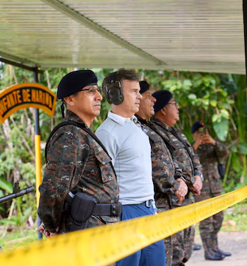   Le chargé d'affaires américain John Barrett visite Izabal