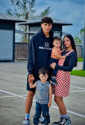Samuel assure que maintenant il se sent comme un Salvadorien, comme s'il était né dans le pays, son dernier enfant a déjà des racines guanaco. - Photo gracieuseté de la famille. 