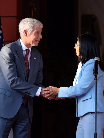 Le président par intérim du Venezuela, Delcy Rodriguez, et le secrétaire américain à l'énergie, Chris Wright, se serrent la main après avoir assisté à une réunion, marquant la visite américaine de plus haut niveau axée sur la politique énergétique dans la nation de l'OPEP depuis près de trois décennies, alors que Washington mène sa première évaluation sur le terrain de l'industrie pétrolière qu'il vise à aider à reconstruire, à Caracas, Venezuela, le 11 février 2026. REUTERS/Leonardo Fernandez Viloria