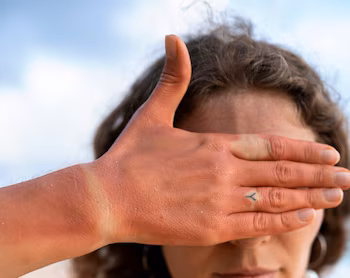 L'exposition au soleil favorise l'apparition prématurée des cheveux gris. (Gratuit)