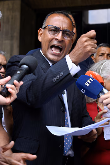 L'avocat et ancien prisonnier politique Eduarto Torres exige une enquête internationale indépendante sur ce qui s'est passé dans la prison de Yare III. 13 avril 2026. REUTERS/Maxwell Briceno