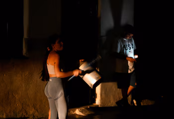 Des gens préparent un cacerolazo en pleine panne d'électricité à La Havane, le 7 mars (REUTERS/Norlys Pérez)