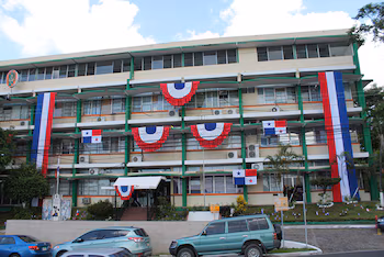 À l'Institut panaméen d'habilitation spéciale (IPHE), l'ANTAI a détecté qu'une directrice gardait son conjoint sous sa surveillance directe, configurant un conflit d'intérêts qui viole les principes d'impartialité et de transparence du service public. Tiré du site IPHE