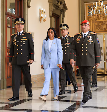 Le président en charge du Venezuela, Delcy Rodríguez, marche avec le général Gustavo González López, qui a pris ses fonctions de ministre de la Défense en remplacement du général Vladimir Padrino, et le commandant général du Commandement opérationnel stratégique des forces armées nationales bolivariennes (CEOFANB) Domingo Hernández Larez, à Caracas, Venezuela, le 19 mars 2026. Palais de Miraflores/document via REUTERS 